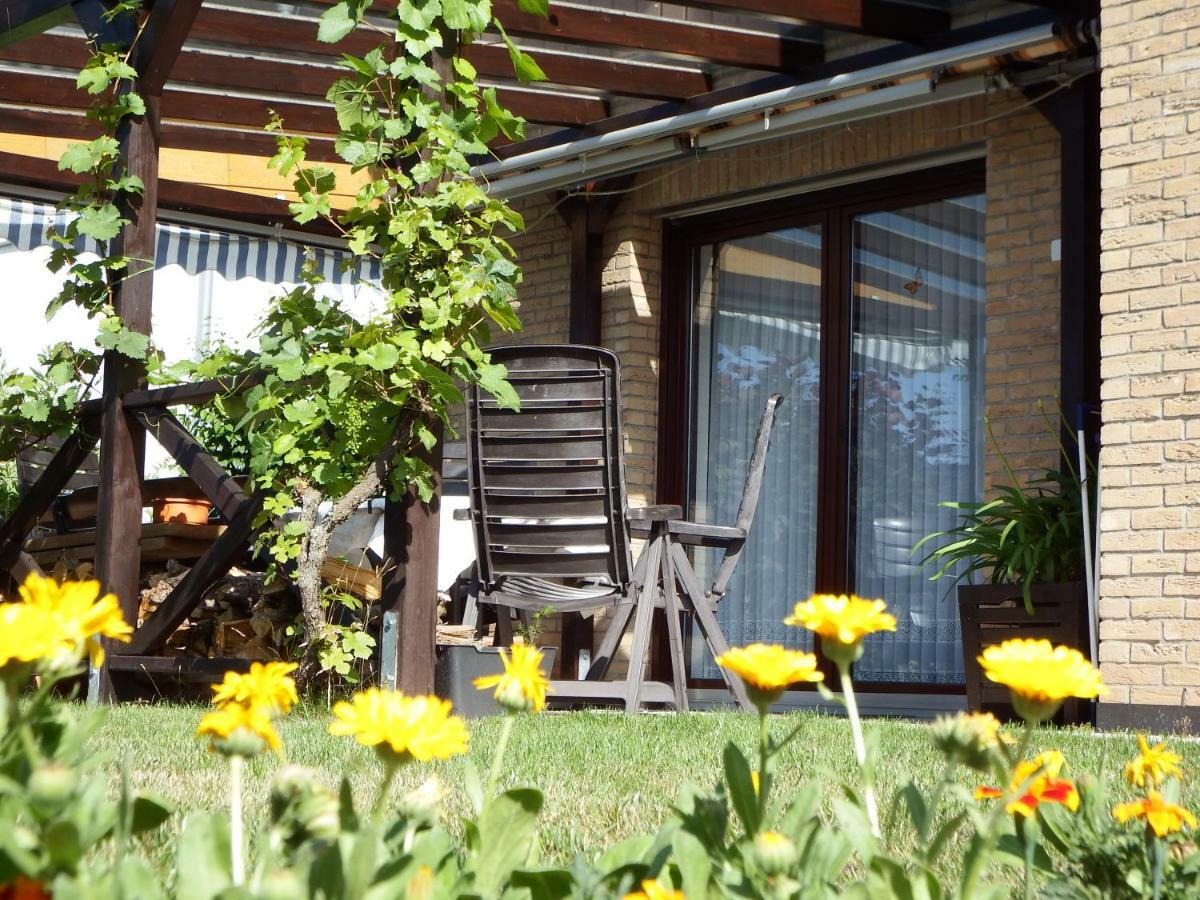 Nette Ferienwohnung Mit Eigenem Eingang Und Sonnenterrasse Idstein Buitenkant foto